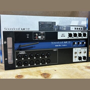 Černý rackový digitální mixážní pult s nápisem Soundcraft Ui 16. Horní panel obsahuje sekci MEDIA s konektory LINE IN, USB a REC, WiFi indikátor a čt…