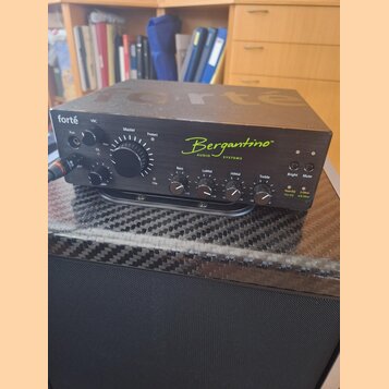 Černý zesilovač s nápisem Bergantino AUDIO SYSTEMS. Na předním panelu jsou ovládací prvky: velký knoflík Master, čtyři knoflíky ekvalizéru (Bass, LoM…