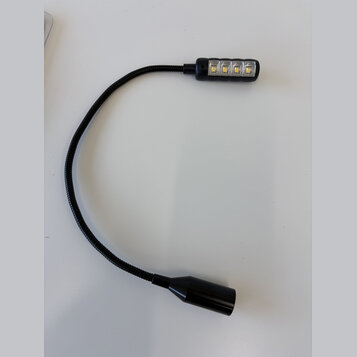 Černá LED lampička na ohebném krku. Světelný modul obsahuje čtyři čtvercové LED diody v černém plastovém těle. Spodní část tvoří černý cylindrický ko…