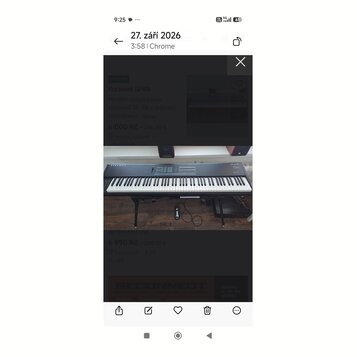 Černý digitální klavír na černém stojanu. Na levé straně je nápis KURZWEIL a v pravé horní části označení modelu SP88. Nástroj má ovládací prvky v ho…