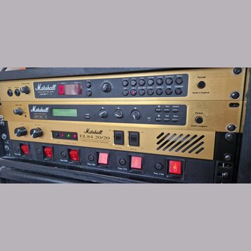 Sada tří rackových zařízení značky Marshall v zlatém provedení. Horní jednotka je Valve MIDI Pre-Amp JMP-1, prostřední Signal Processor JFX-1 a spodn…