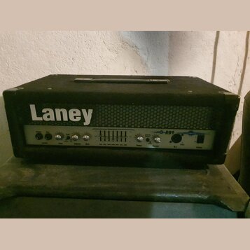 Černý kytarový zesilovač s nápisem Laney na přední mřížce. Na ovládacím panelu je uveden model RB9 a nápisy INPUTS, GAIN, RESONANCE, BASS, TREBLE, VO…