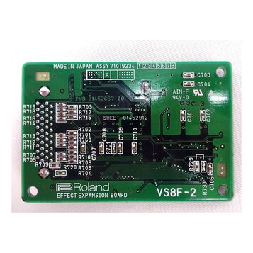 Zelená plošná deska s elektronickými součástkami. Na spodní hraně je bílý nápis Roland EFFECT EXPANSION BOARD a označení VS8F-2. V horní části je tex…