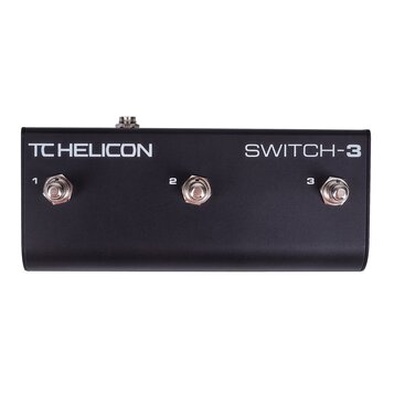 Černý nožní spínač s třemi kovovými tlačítky. Na horní straně je bílý nápis TC HELICON a SWITCH-3. Tlačítka jsou vlevo doprava označena číslicemi 1,…