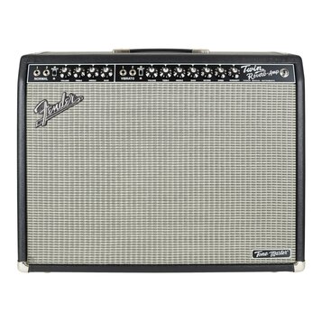 Kytarový kombozesilovač s černým krytem a šedou textilní maskou. Na horním ovládacím panelu jsou nápisy NORMAL, VIBRATO a Twin Reverb-Amp, dále označ…