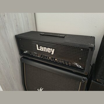 Černý kytarový kombo zesilovač značky Laney s kovovou mřížkou. Na předním panelu je bílý nápis Laney a označení modelu L22D. Ovládací panel obsahuje…