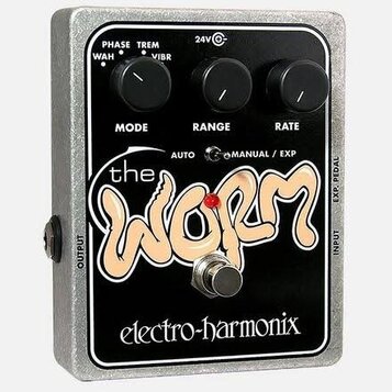 Efektový pedál v stříbrném kovovém šasi s černým čelním panelem. Na panelu je nápis „the worm“ a značka „electro-harmonix“. Obsahuje tři černé ovláda…