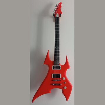 Červená elektrická kytara s výrazně hranatým, asymetrickým tvarem těla a špičatými výstupky. Nástroj má dva humbuckery, jeden tónový a jeden hlasitos…
