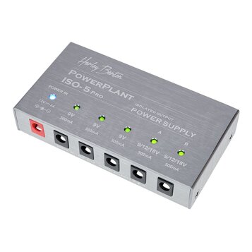 Stříbrný kovový zdroj napájení s nápisy Harley Benton, POWERPLANT ISO-5 PRO a POWER SUPPLY. Zařízení má jeden vstup POWER IN označený 12V 2A a pět vý…