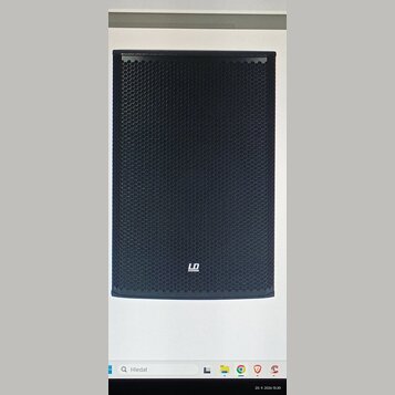 Černý reproduktor s kovovou mřížkou v六úhlíkovém vzoru. Ve spodní části je umístěno bílé logo s nápisem LD SYSTEMS. Povrch mřížky i rámu vypadá čistě…