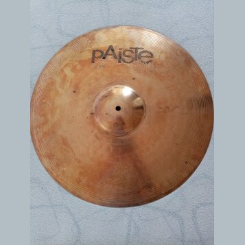 Kruhové činely v měděné barvě s jemným žebrováním po celém obvodu. Na povrchu je čitelné logo Paiste a pod ním nápis 20" RIDE. Povrch vykazuje drobné…