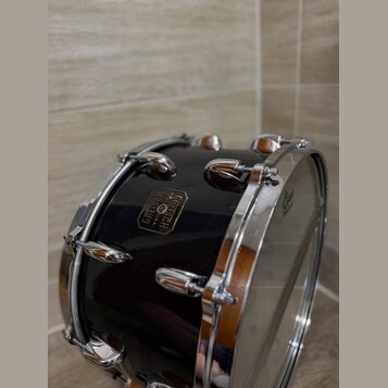 Černý buben s chromovaným obručem a lugy. Na korpusu je umístěn štít s nápisem GRETSCH USA. Povrch nástroje je glossy a v dobrém stavu.