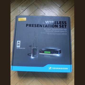 Krabice s nápisem WIRELESS PRESENTATION SET a logem SENNHEISER. Na balení je uveden model XS WIRELESS a text RELIABLE TRANSMISSION AND EXCELLENT SOUN…