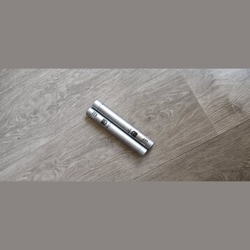 Dvě stříbrné kondenzátorové mikrofony s kovovým povrchem. Na těle obou mikrofonů je viditelné logo AKG a nápis C414 XLS. Povrch mikrofonů vykazuje mí…
