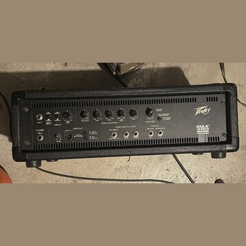 Černý basový zesilovač v texturovaném obalu. Na předním panelu je nápis Tenley a označení MAX 430 BASS AMPLIFIER. Zařízení obsahuje řadu ovládacích k…