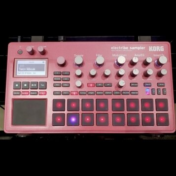 Červený sampler KORG electribe sampler MUSIC PRODUCTION STATION. Zařízení obsahuje displej, několik otočných knoflíků a mřížku podsvícených tlačítek.…