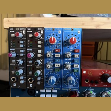 Dva moduly SSL SiX CH v černé barvě s nápisy INPUT, GAIN, EQ a COMP. Vedle nich jsou dva moduly v modré barvě s nápisy mase 502, Input gain, low pass…