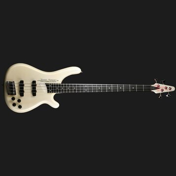 Bílá elektrická basová kytara s čtyři strunami a černým hmatníkem. Na těle je nápis Bass MANIAC™ DESIGNED BY TUNE® GUITAR TECHNOLOGY a na hlavě je lo…