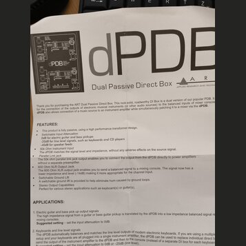 Fotografie zachycuje část uživatelské příručky k zařízení s názvem dPDB Dual Passive Direct Box. V horní části je vidět schéma zapojení a logo ART (A…