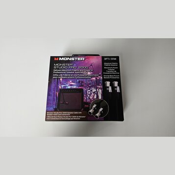 Fotografie znázorňuje krabici s reproduktorovým kabelem. Na obalu je nápis MONSTER STUDIO PRO 2000 a text v angličtině a francouzštině. V pravém horn…