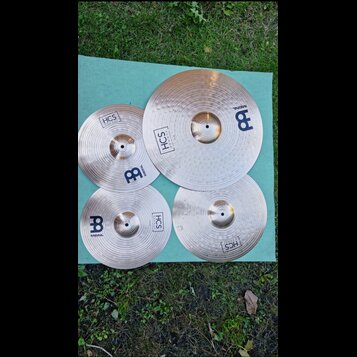 Sada čtyř kovových činelů v přirozené zlatavé barvě s viditelným broušením. Každý činel nese logo MEINL ve tvaru stylizedovaného písmene B a nápis HC…