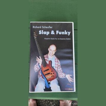 Fotografie zachycuje knihu s názvem Slap & Funky, kterou napsal Richard Scheufler. Pod názvem je uveden text Kreativní škola hry na basovou kytaru a…