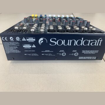 Zadní strana míchacího pultu značky Soundcraft v šedé barvě. Na zadním panelu jsou viditelné vstupy a výstupy s nápisy CHANNEL & OUTPUT INSERTS, LINE…
