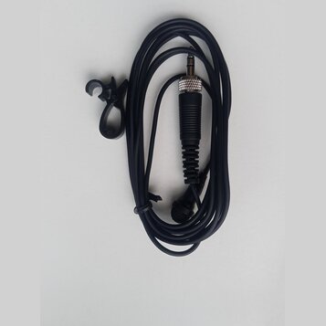 Černý kabel s konektorem typu jack a připojeným mikrofonem. Konektor má stříbrný vrubkový prstenec a černý rýhovaný úchop. K kabelu je přiložen černý…