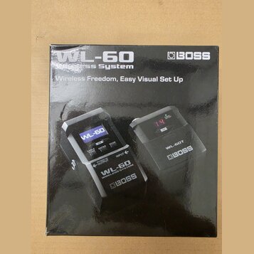 Fotografie krabice od bezdrátového systému značky BOSS s označením WL-60. Na obalu je nápis Wireless Freedom, Easy Visual Set Up a obrázky vysílače i…