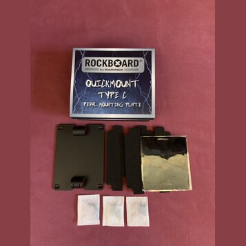 Fotografie zobrazuje sadu pro montáž pedálů v originálním krabici. Na krabici je nápis ROCKBOARD® by WARWICK QUICKMOUNT TYPE C PEDAL MOUNTING PLATE.…