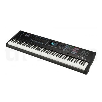 Černý digitální klavír s bílými a černými klávesami. Na pravé straně korpusu je bílý nápis KURZWEIL a pod ním menší nápis KORTS. Horní panel obsahuje…