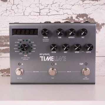 Šedý kytarový efekt s kovovým povrchem a nápisem strymon TIMELINE. Zařízení má čtyři hlavní otočné ovladače označené TIME, REPEATS a MIX, dále tři me…