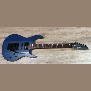 Modrá elektrická kytara s matným povrchem a tmavým hnedým hmatníkem. Na hlavě je bílý nápis framus. Kytara má dva humbuckery, tremolo mechanismus a d…