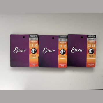 Tři identické balení strun pro akustickou kytaru značky Elixir. Na obalech jsou nápisy ACOUSTIC GUITAR STRINGS, 80/20 BRONZE, NANOWEB COATING a označ…