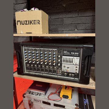Černý mixážní pult v transportním kufru s nápisem rache t.mix PM 800 Professional Portable PA. Zařízení obsahuje několik vstupních kanálů s ovládacím…