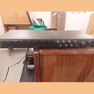 Černý zvukový interface v rackovém provedení. Na předním panelu jsou nápisy ANTUM 2626, Thunderbolt™ interface a logo PreSonus. Zařízení obsahuje osm…