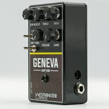 Černý kytarový efekt s nápisem GENEVA AMP SIM a logem WESTMINSTER EFFECTS. Na horní části jsou pětiknobečky s popisky TOP BOOST, TREBLE, BASS, DRY TH…
