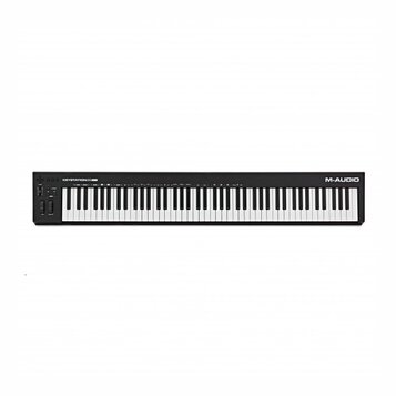 Černá MIDI klaviatura s bílými a černými klávesami. Na levé straně jsou umístěny ovládací prvky a nápis KEYSTATION 88 MK3. V pravém horním rohu je bí…