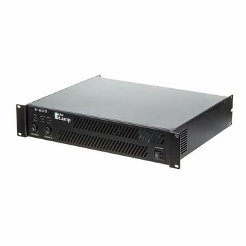 Černý rackový zesilovač s kovovým šasi a ventilační mřížkou na předním panelu. Na levé straně jsou dva ovratové ovládací knoflíky, kontrolní LED diod…