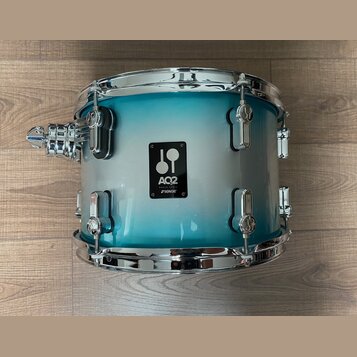 Modrý buben s přechodem do bílé barvy v prostřední části. Na korpusu je černý štítek s nápisy AQ2, maple shell a SONOR. Nástroj má chromované obruče…
