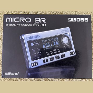 Fotografie zobrazuje černé originální balení digitálního nahrávače. Na krabici je bílý nápis MICRO BR DIGITAL RECORDER BR-80 a logo BOSS. V dolní čás…