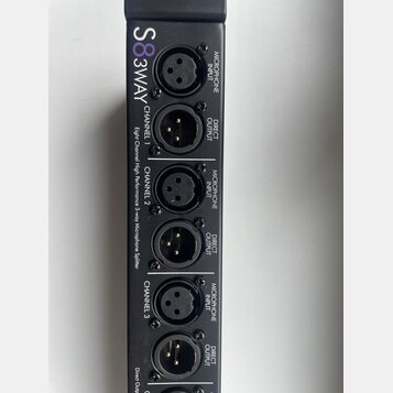 Černý rackový mikrofonní splittery s nápisem S83WAY a Eight Channel High Performance 3-way Microphone Splitter. Jsou vidět tři páry konektorů XLR, př…