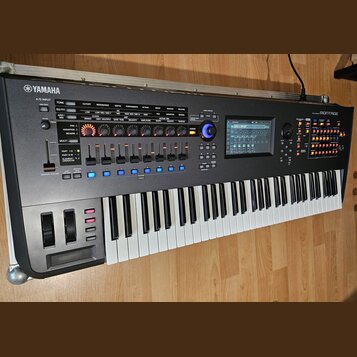 Černý digitální syntezátor s klávesnicí. Na levé straně horního panelu je logo a nápis YAMAHA, na pravé straně nápis MONTAGE. Přístroj obsahuje numer…