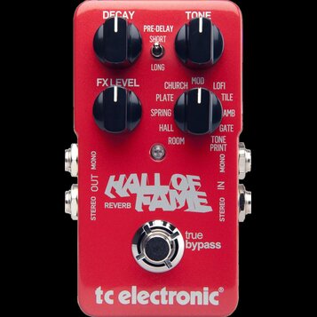 Červený kytarový efekt s nápisem HALL OF FAME REVERB a logem tc electronic®. Na horní straně jsou tři černé otočné knoflíky s popisky DECAY, TONE a F…