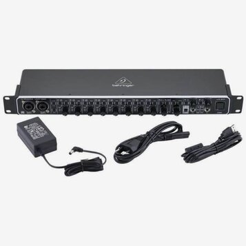 Černý rackový zvukový interface s bílým lemováním předního panelu a logem behringer na horní straně. Na předním panelu je nápis U-PHORIA UMC1820 a řa…