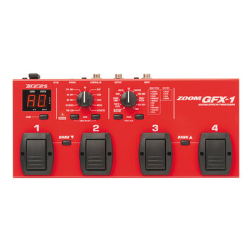 Červený kytarový efektový procesor s nápisem ZOOM GFX-1 GUITAR EFFECTS PROCESSOR. Zařízení má čtyři černé nožní spínače označené čísly 1 až 4 a digit…