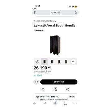 Snímek zachycuje černou akustickou vokalovou kabinu s textilními stěnami a závěsem. Nad produktem je uveden název t.akustik Vocal Booth Bundle a logo…