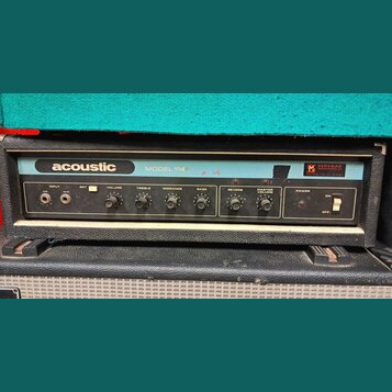 Čelní panel kytarového zesilovače s nápisy acoustic a MODEL 114. Na pravé straně je nalepený štítek s textem SERVAAS' MUZIEKHANDEL B.V. a logem M. Pa…