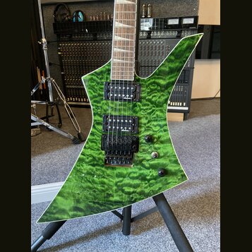 Elektrická kytara s ostrými hranami korpusu v zelené barvě s výraznou strukturou dřeva. Nástroj má dva černé humbuckery s nápisem "Schecter" a černý…