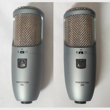 Dvě fotografie stříbrného dynamického mikrofonu s kovovou síťkou. Na těle je umístěno logo AKG v čtvercovém rámečku a nápis PERCEPTION 400. Nad logem…